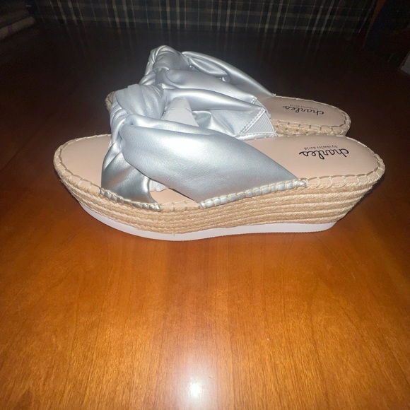 Women size 9.5 medium Charles by Charles David scoop silver metallic smooth - Picture 2 of 3